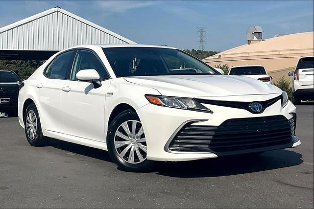 Photo of 2021 Super White Toyota Camry
