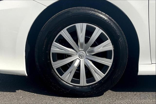 Photo of 2021 Super White Toyota Camry