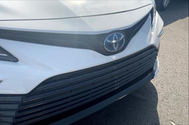Photo of 2021 Super White Toyota Camry