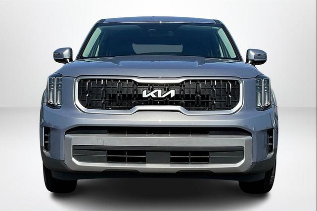 Photo of 2023 Everlasting Silver Kia Telluride