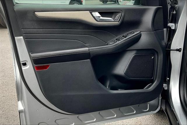 Photo of 2022 Iconic Silver Metallic Ford Escape