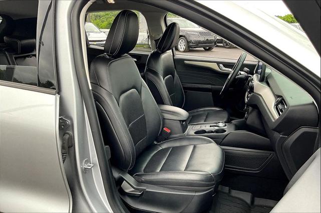 Photo of 2022 Iconic Silver Metallic Ford Escape