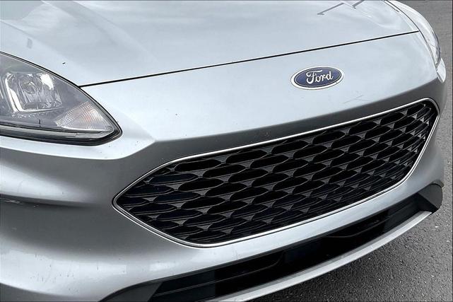 Photo of 2022 Iconic Silver Metallic Ford Escape