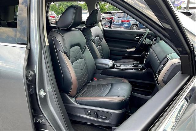 Photo of 2024 Gun Metallic/Super Black Nissan Pathfinder