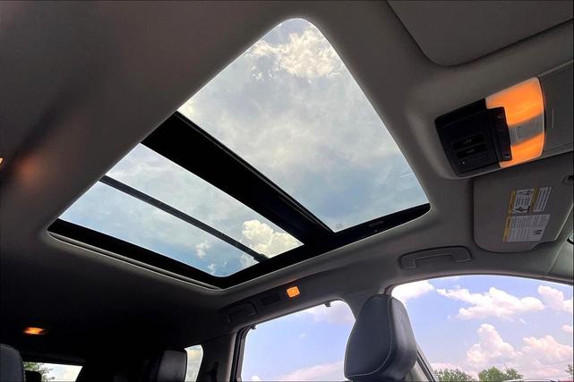 Photo of 2024 Gun Metallic/Super Black Nissan Pathfinder