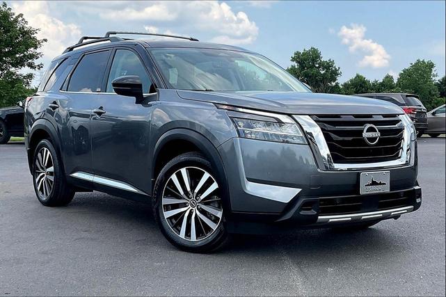 Photo of 2024 Gun Metallic/Super Black Nissan Pathfinder