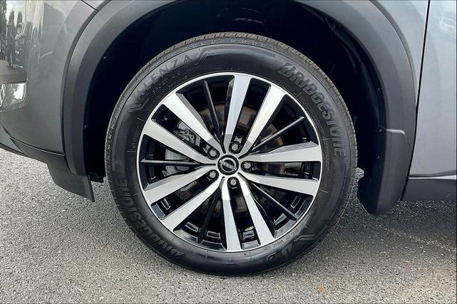 Photo of 2024 Gun Metallic/Super Black Nissan Pathfinder