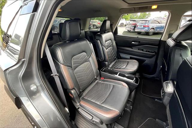 Photo of 2024 Gun Metallic/Super Black Nissan Pathfinder