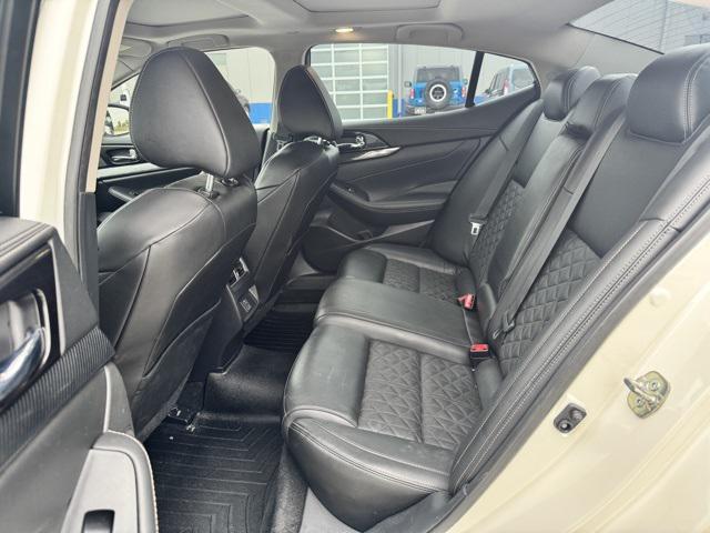 Photo of 2018 Pearl White Nissan Maxima