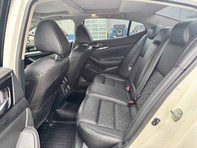 Photo of 2018 Pearl White Nissan Maxima
