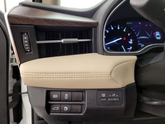 Photo of 2022 White Toyota Avalon