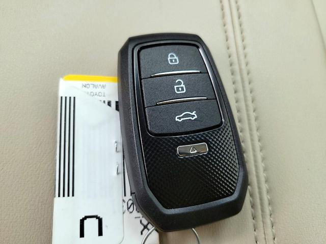 Photo of 2022 White Toyota Avalon