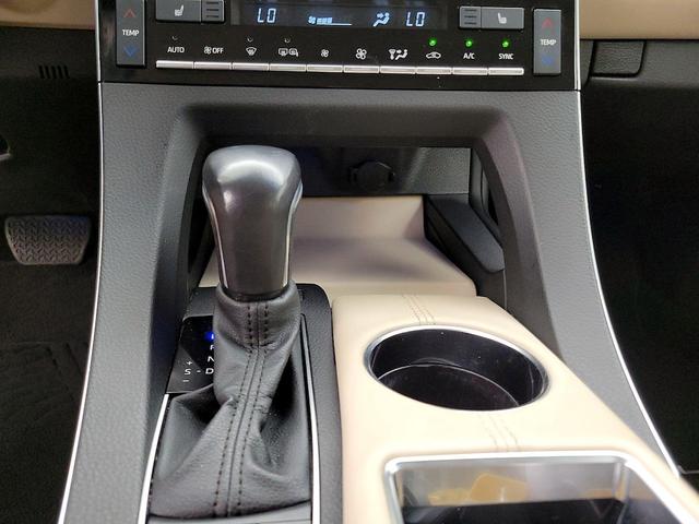 Photo of 2022 White Toyota Avalon