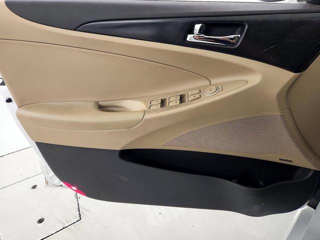 Photo of 2014 White Hyundai SONATA