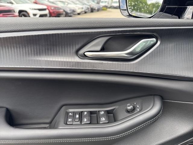 Photo of 2025 White Jeep Grand Cherokee L