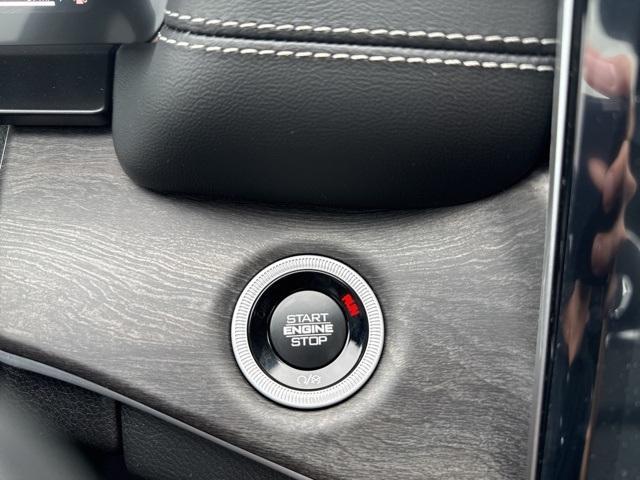 Photo of 2025 White Jeep Grand Cherokee