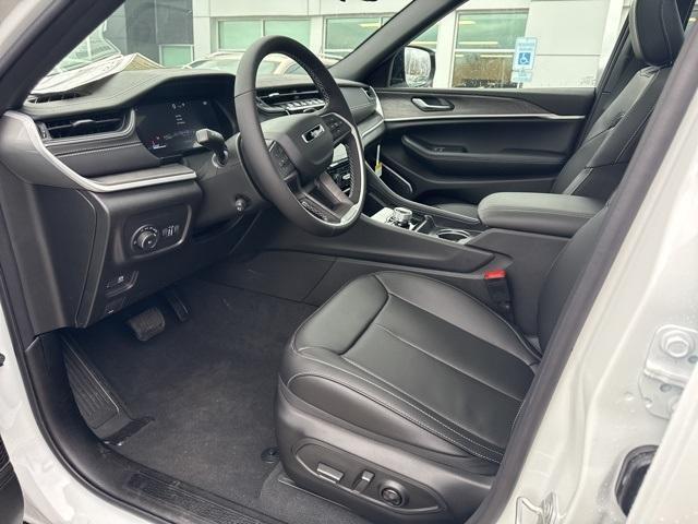 Photo of 2025 White Jeep Grand Cherokee