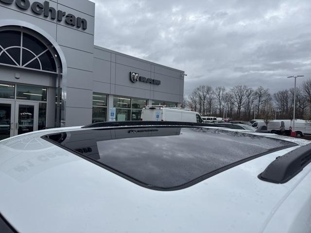 Photo of 2025 White Jeep Grand Cherokee