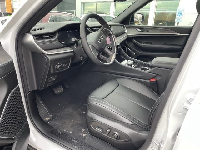 Photo of 2025 White Jeep Grand Cherokee