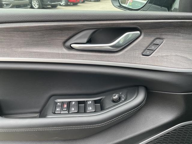 Photo of 2025 White Jeep Grand Cherokee