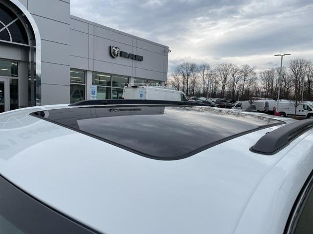 Photo of 2025 White Jeep Grand Cherokee