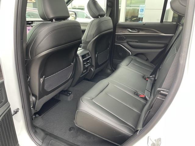 Photo of 2025 White Jeep Grand Cherokee