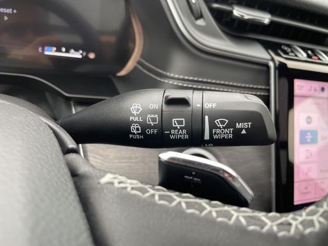 Photo of 2025 White Jeep Grand Cherokee