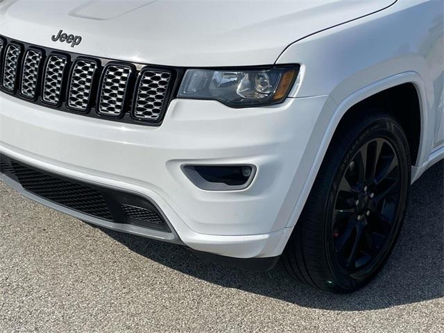 Photo of 2017 Bright White Clearcoat Jeep Grand Cherokee