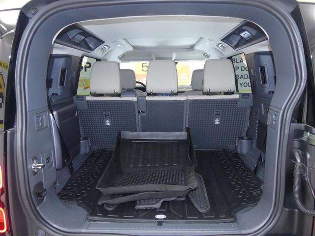 Photo of 2020 Pangea Green Metallic Land Rover Defender