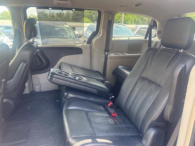 Photo of 2015 Granite Crystal Metallic Clearcoat Chrysler Town & Country