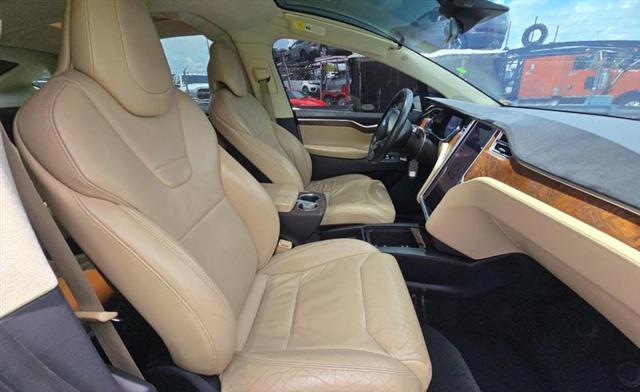 Photo of 2017 Gray Tesla Model X