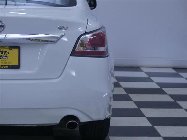 Photo of 2015 White Nissan Altima