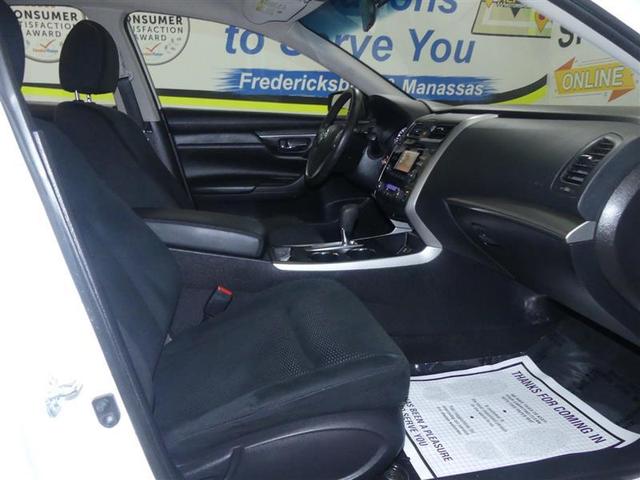 Photo of 2015 White Nissan Altima