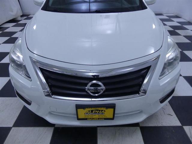 Photo of 2015 White Nissan Altima