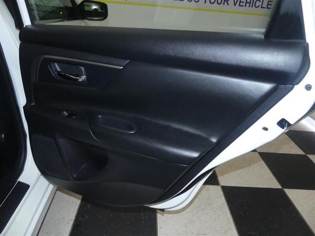 Photo of 2015 White Nissan Altima