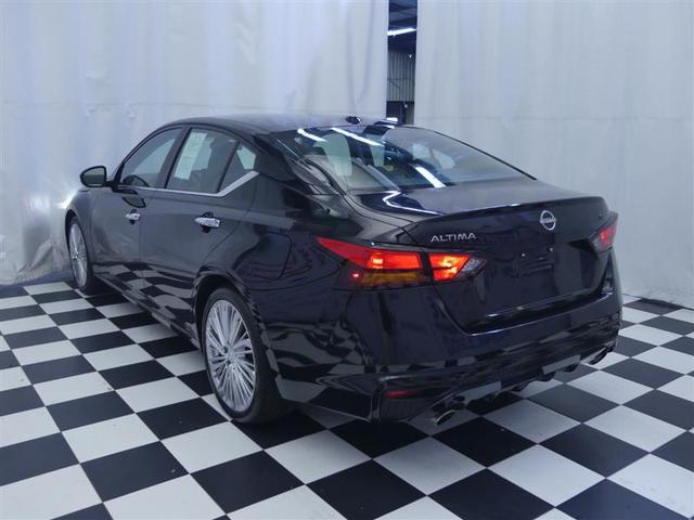 Photo of 2023 Super Black Nissan Altima