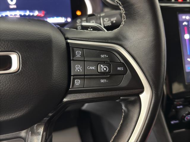 Photo of 2021 Diamond Black Crystal Pearlcoat Jeep Grand Cherokee L