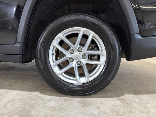 Photo of 2021 Diamond Black Crystal Pearlcoat Jeep Grand Cherokee L