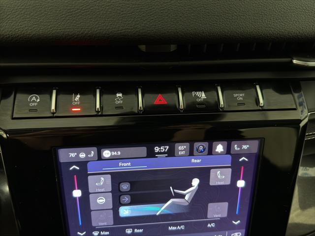 Photo of 2021 Diamond Black Crystal Pearlcoat Jeep Grand Cherokee L