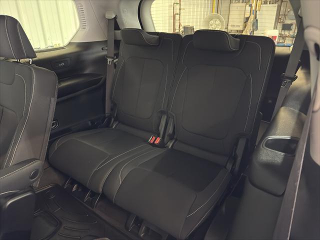 Photo of 2021 Diamond Black Crystal Pearlcoat Jeep Grand Cherokee L