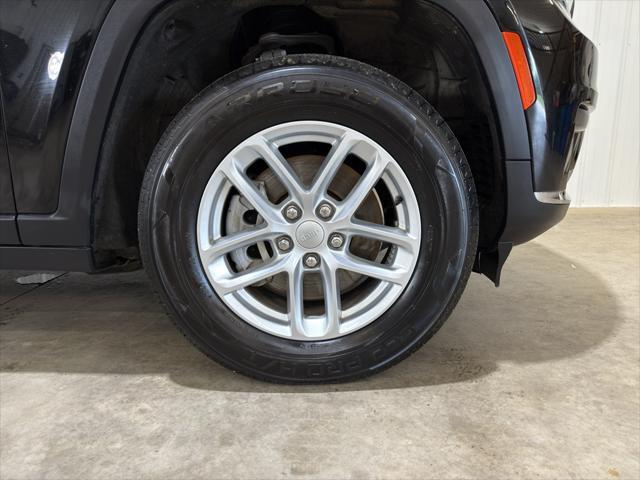 Photo of 2021 Diamond Black Crystal Pearlcoat Jeep Grand Cherokee L