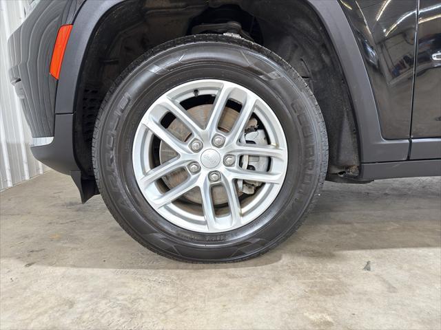 Photo of 2021 Diamond Black Crystal Pearlcoat Jeep Grand Cherokee L