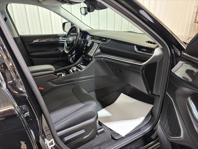 Photo of 2021 Diamond Black Crystal Pearlcoat Jeep Grand Cherokee L