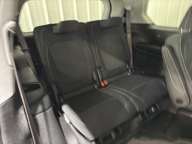 Photo of 2021 Diamond Black Crystal Pearlcoat Jeep Grand Cherokee L