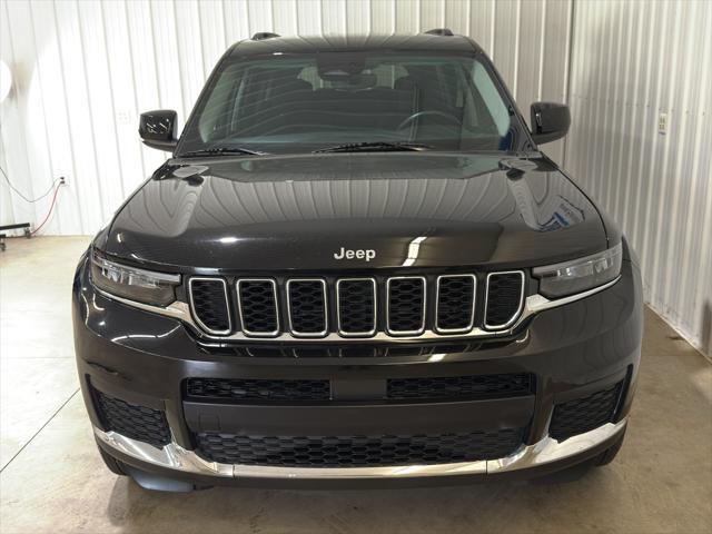 Photo of 2021 Diamond Black Crystal Pearlcoat Jeep Grand Cherokee L