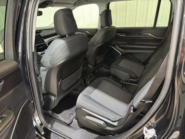 Photo of 2021 Diamond Black Crystal Pearlcoat Jeep Grand Cherokee L