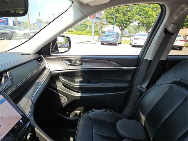 Photo of 2022 Bright White Clearcoat Jeep Grand Cherokee L