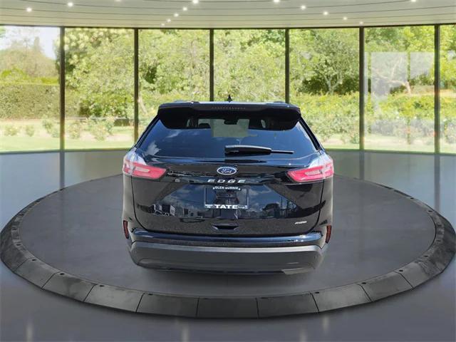 Photo of 2022 Agate Black Metallic Ford Edge