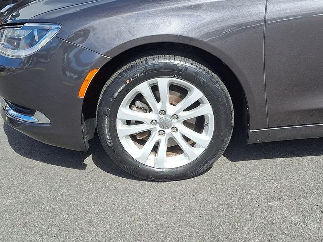 Photo of 2016 Granite Crystal Metallic Clearcoat Chrysler 200