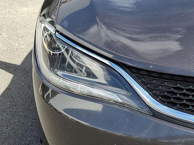Photo of 2016 Granite Crystal Metallic Clearcoat Chrysler 200